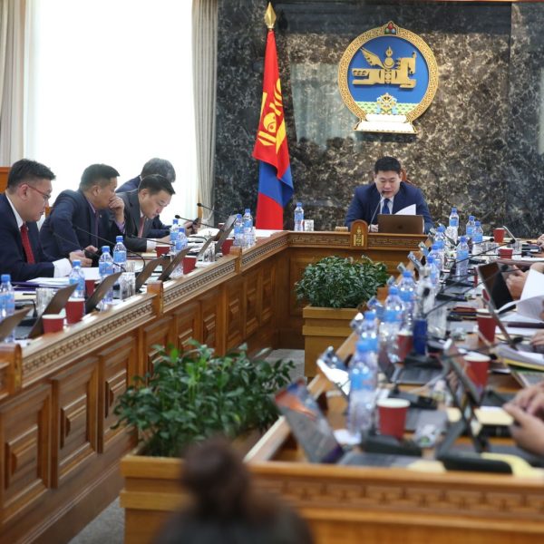 Засгийн газрын хуралдаанаар цалин, тэтгэвэр нэмэгдүүлэх, хүүхдийн мөнгийг хүүхэд бүрд олгохтой холбоотой найман асуудлыг шийдвэрлэлээ.