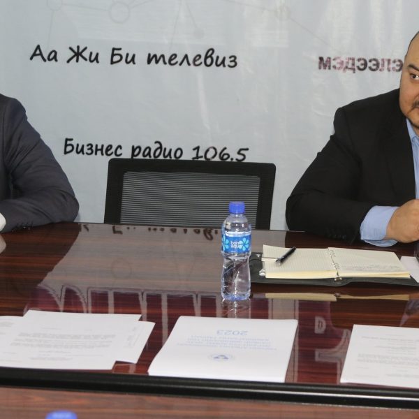 ДАРХАН-УУЛ АЙМАГ ДАХЬ ТӨРИЙН АЛБАНЫ ЗӨВЛӨЛИЙН САЛБАР ЗӨВЛӨЛИЙН ХУРАЛДААНААР 2 АСУУДАЛ ХЭЛЭЛЦҮҮЛЛЭЭ.