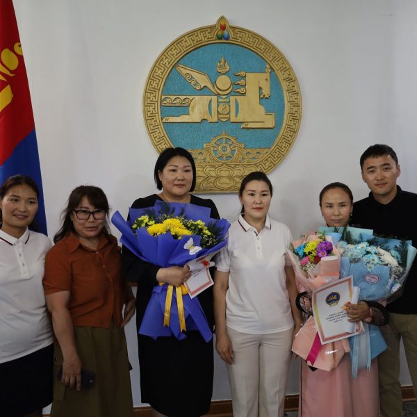 Тус албаны 2 албан хаагч тангараг өргөлөө.