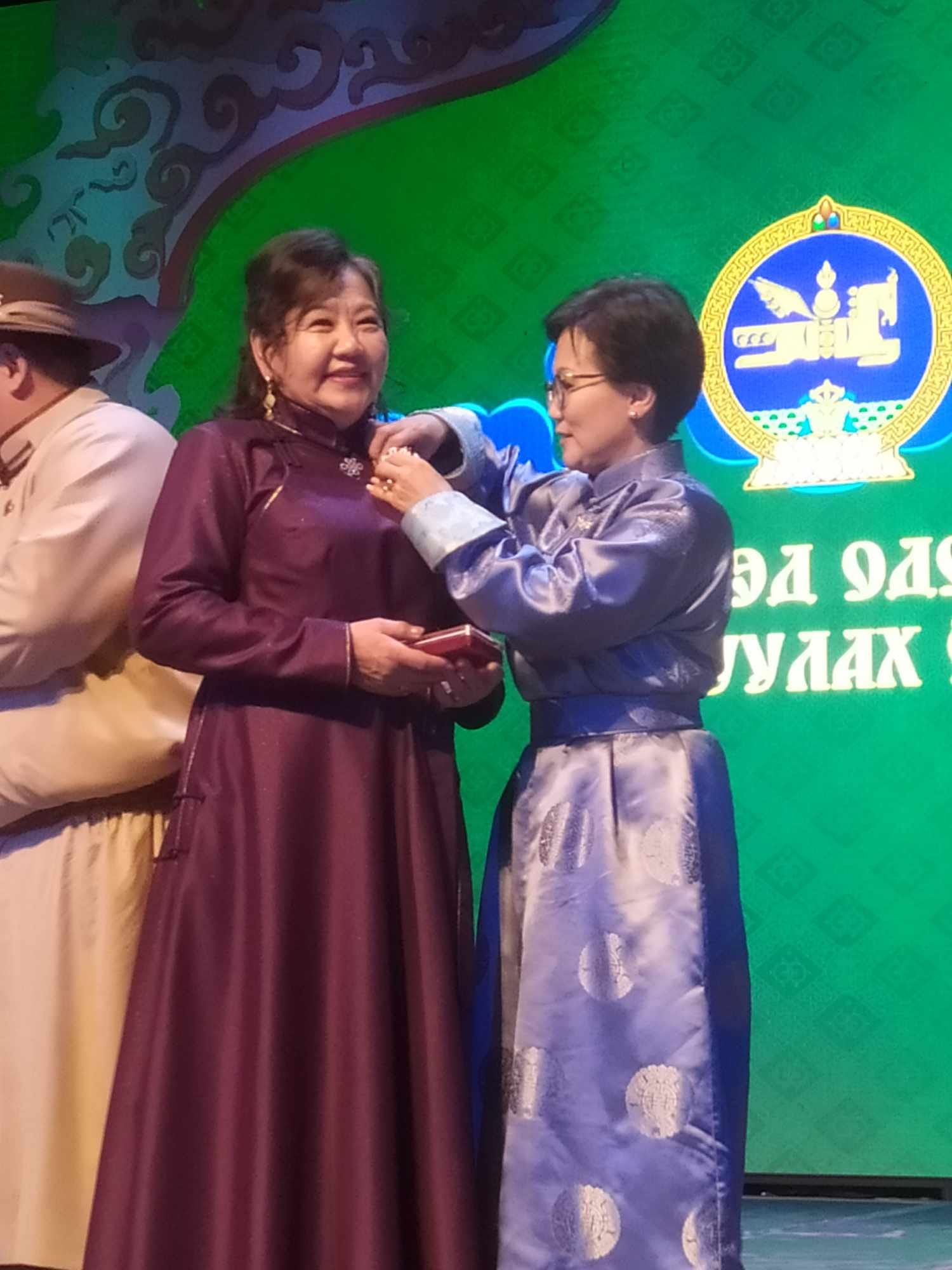 You are currently viewing ТӨРИЙН ДЭЭД ОДОН МЕДАЛИАР ШАГНУУЛЛАА