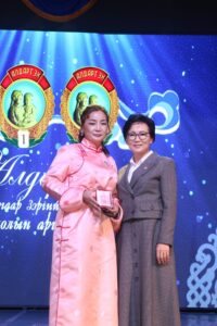 Read more about the article Архив бичиг хэргийн эрхлэгч Н.Нармандах “Алдарт эх”-ийн II одон авлаа.