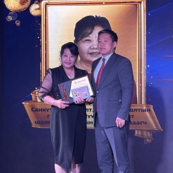 Албан хаагчид шагнагдлаа.