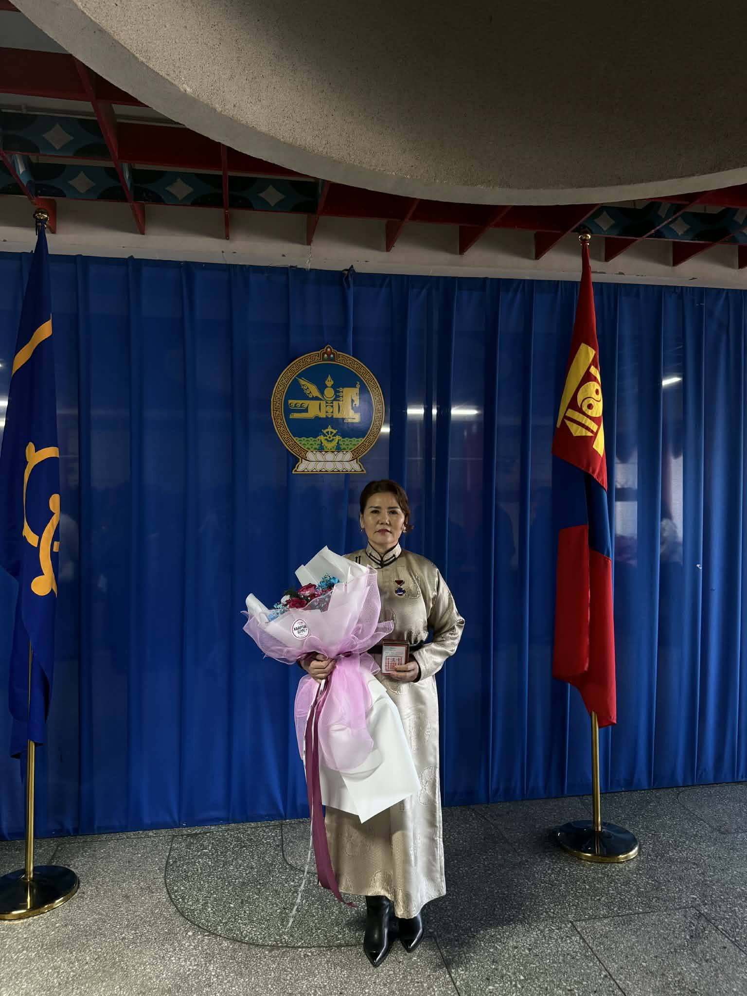 ТӨРИЙН ШАГНАЛ ХӨДӨЛМӨРИЙН ХҮНДЭТ МЕДАЛИАР САНХҮҮГИЙН ХЯНАЛТ ШАЛГАЛТЫН УЛСЫН АХЛАХ БАЙЦААГЧ Ц.БАТХУЯГ ШАГНАГДЛАА.